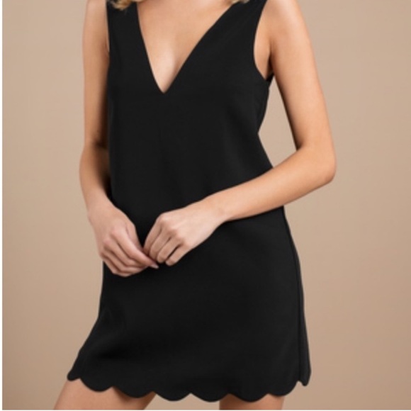 Elegant Black Scalloped Hem Dress - Picture 1 of 9